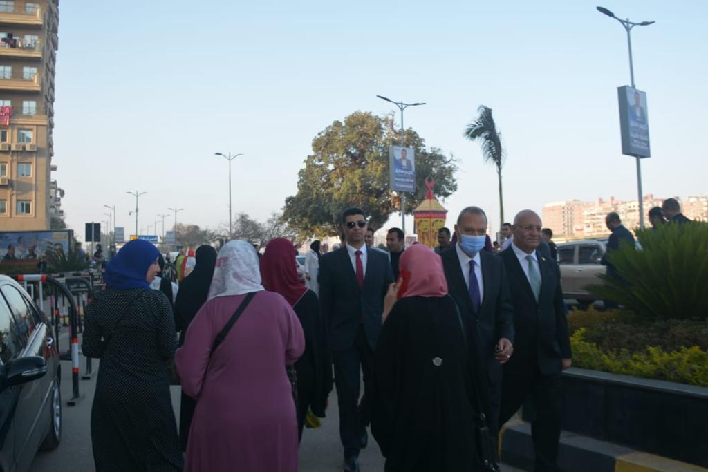 وسط فرحة كبيرة من المواطنين.... محافظ القليوبية يؤدي صلاة عيد الفطر المبارك بمسجد ناصر بمدينة بنها