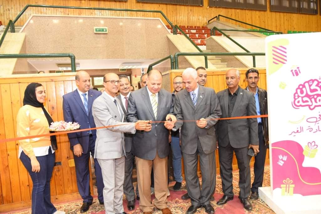 توزيع الملابس الجديدة علي طلاب الجامعات المصرية بالمجان بأسيوط