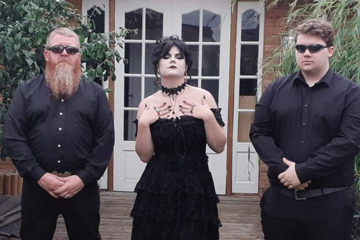 بالصور فر مشهد غريب.. طالبة تصل إلى حفل تخرجها داخل نعش الموتى