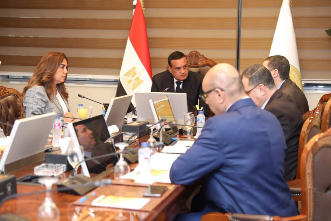 وزير التنمية المحلية يتابع مع محافظ دمياط موقف تطبيق مبادرة تخفيض أسعار السلع الغذائية و حملات إزالة التعديات علي الأراضي الزراعية