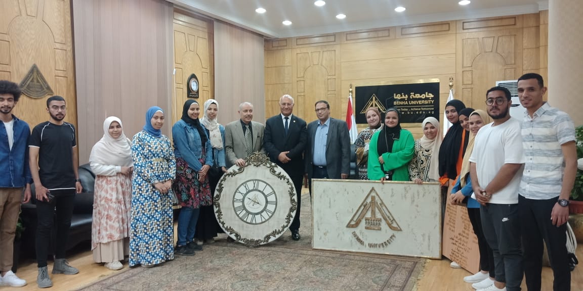 ضمن مشروعات التخرج الفنية... طلاب نوعية بنها يهدون جدارية لجامعة بنها وساعة حائط