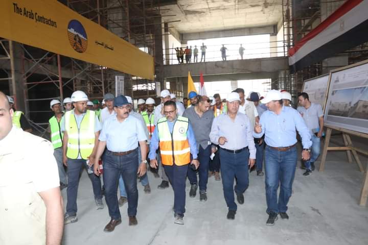 وزير النقل يتفقد مواقع العمل بمشروع الخط الأول من شبكة القطار الكهربائى السريع، (العين السخنة / العلمين / مطروح ) في المسافة من كوبري جنوب حلوان على النيل وحتى محطة العين السخنة بطول حوالي ١١٧ كم