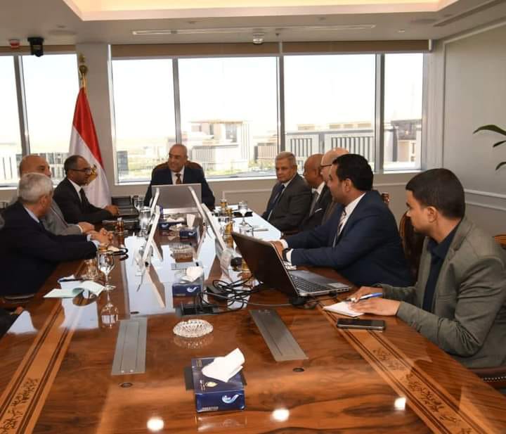 وزير الإسكان يلتقى مسئولى إحدى الشركات الوطنية لبحث سبل التعاون فى توفير احتياجات مشروعات مياه الشرب والصرف الصحى من الطلمبات وقطع غيارها
