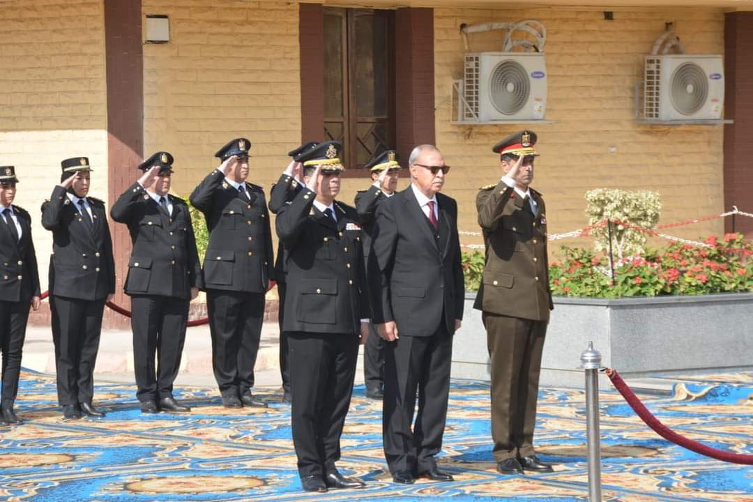 محافظ القليوبية يقدم التهنئة لمدير أمن القليوبية بمناسبة عيد الشرطة الـ71 ويضع إكليلا من الزهور على قبر الجندى المجهول