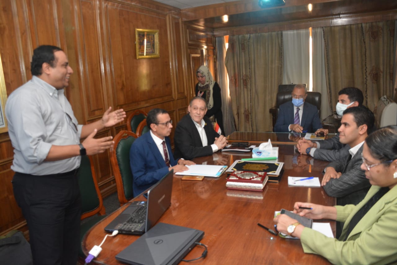 محافظ القليوبية يعقد إجتماعا لمناقشة إنشاء بوابات بمداخل مدن المحافظة ضمن خطة المحافظة للتطوير والتجميل والنهوض بالشكل الحضاري والجمالي للمدن