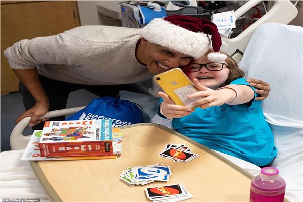 أوباما يُفاجئ أطفال "نورث ويست" بزي "بابا نويل"