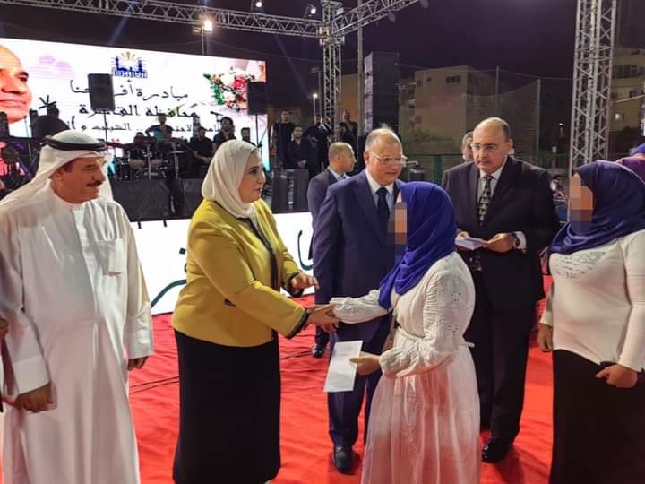 وزيرة التضامن و محافظ القاهرة يشهدان الحفل الذى أقامته محافظة القاهرة بمركز شباب القاهرة الجديدة احتفالًا بتجهيز ٤٠٠ عروسة بالتعاون مع منظما