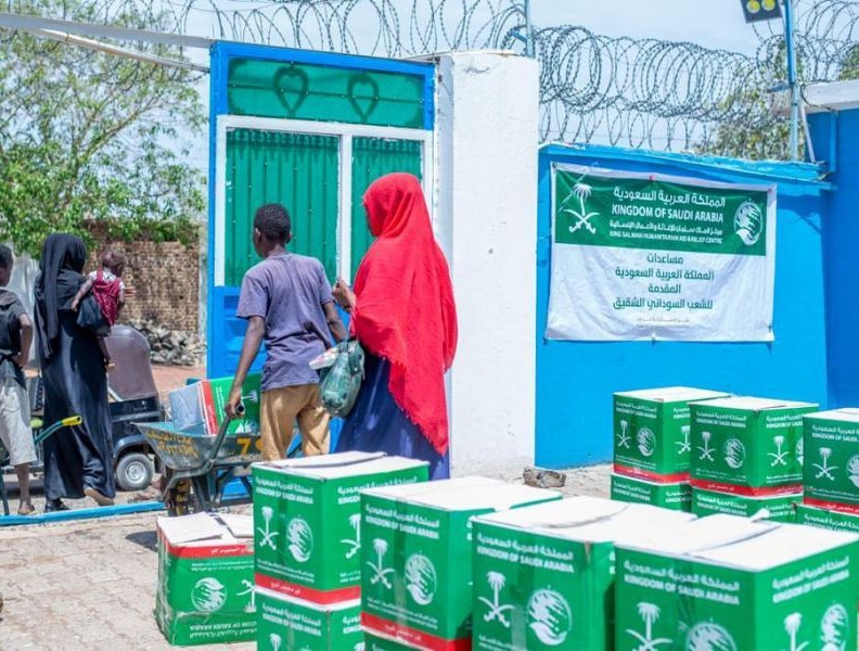 مركز الملك سلمان للإغاثة يوزع سلال غذائية في بالسودان