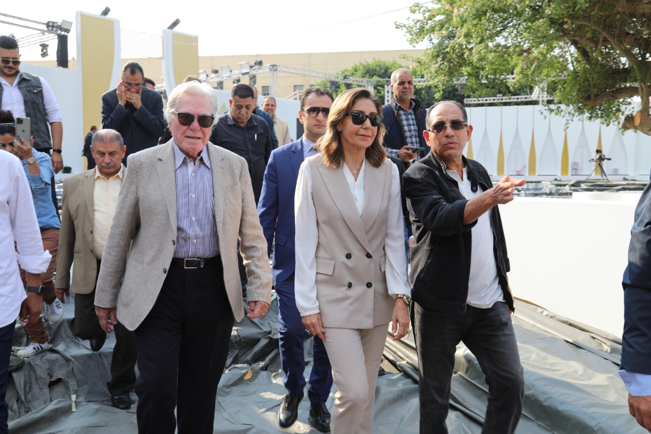 وزيرة الثقافة والفنان حسين فهمي يتفقدان اللمسات النهائية لتجهيزات افتتاح القاهرة السينمائي الدولي