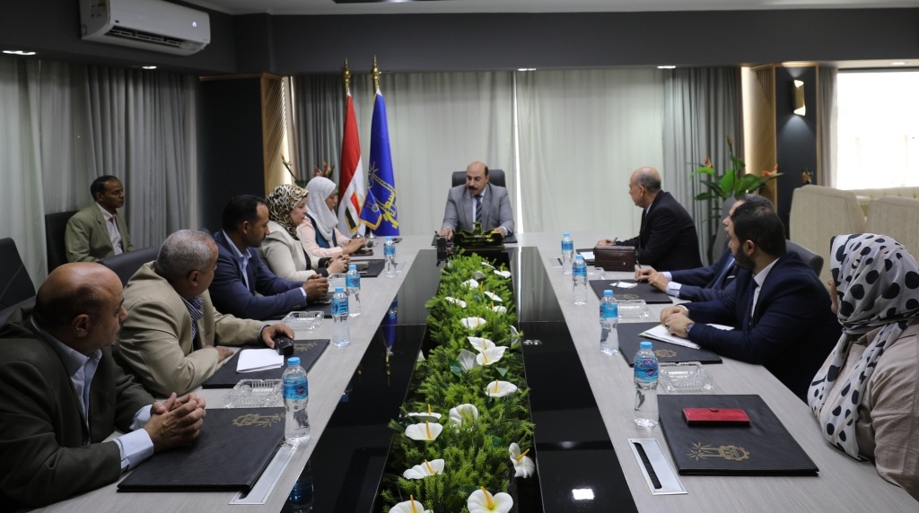 محافظ أسوان يلتقى بوفد بنك الإستثمار القومى ووزارة التخطيط لمتابعة الخطط الاستثمارية للمحافظة