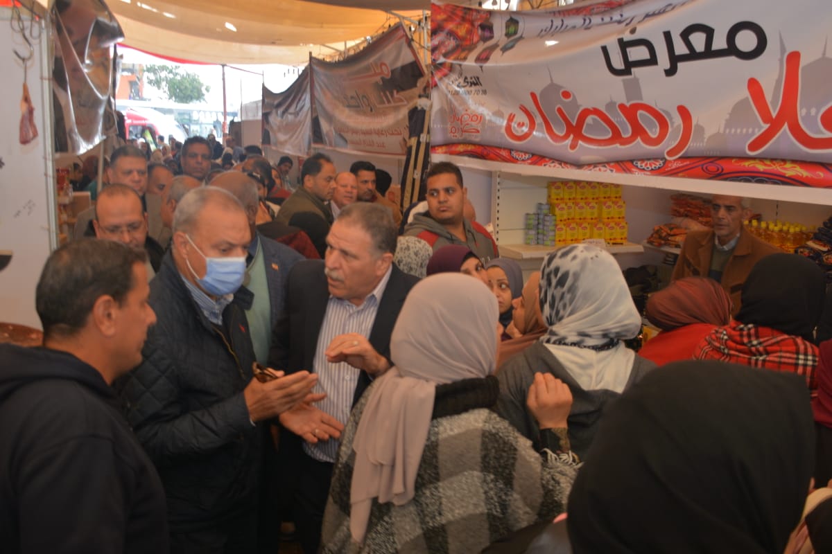   الهجان يتفقد ميدانياً معرض «أهلاً رمضان»  لحل مشكلة نقص بعض السلع بسبب الإقبال المُتزايد على الشراء بميدان المؤسسة حي غرب شبرا الخيمة
