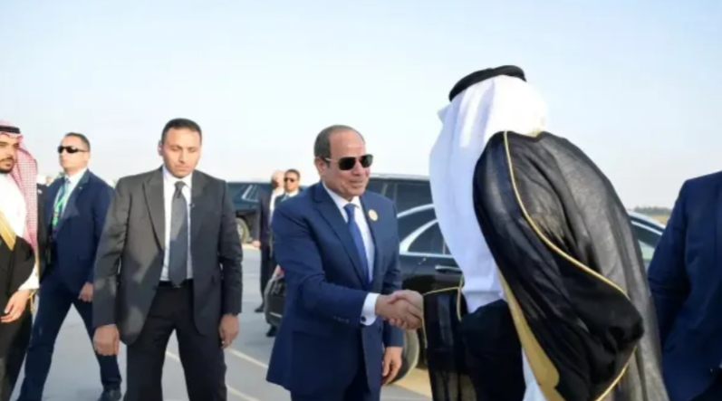 الرئيس السيسي يغادر جدة وفي وداعه سفير خادم الحرمين الشريفين بمصر