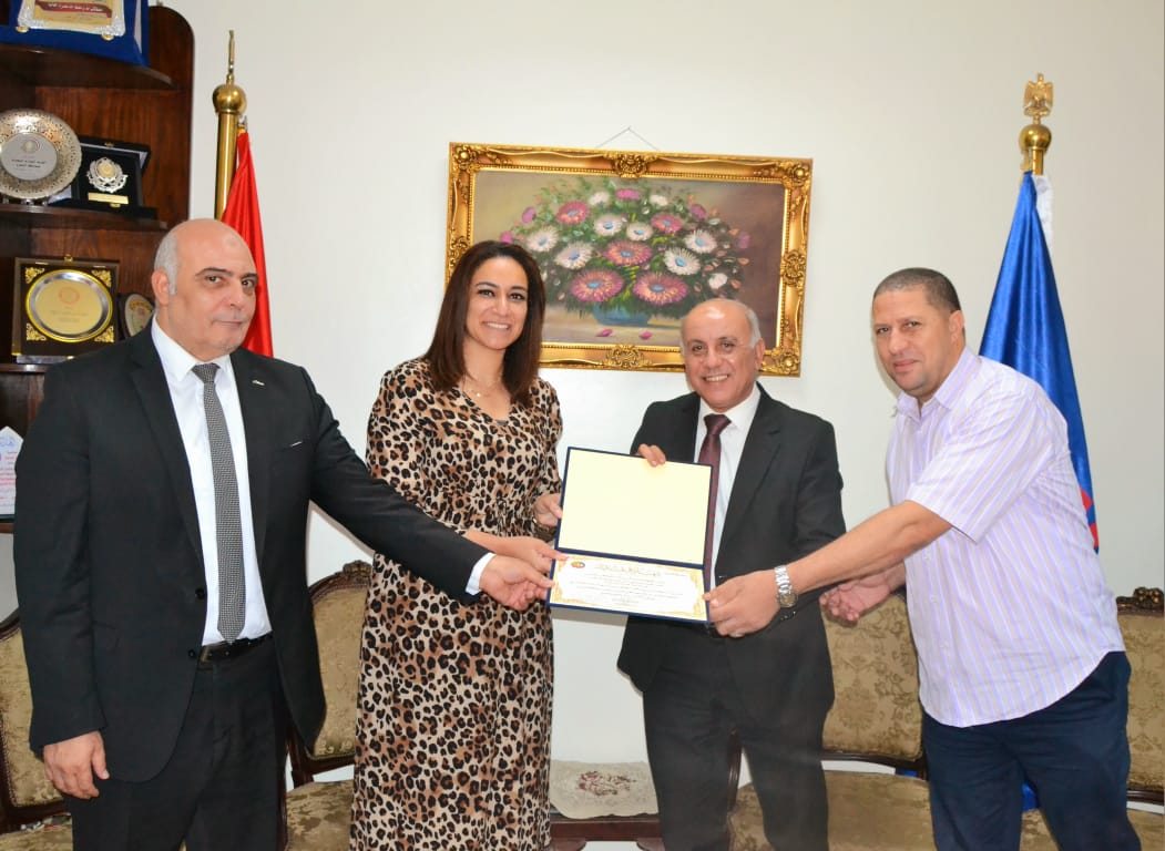 نائب محافظ البحيرة تقدم درع المحافظة وشهادة تقدير لمدير مستشفى دمنهور التعليمى 