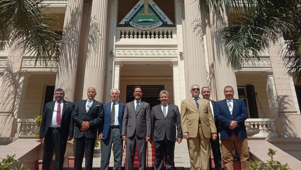 الجيزاوي" يستقبل المهنئين برئاسته لجامعة بنها