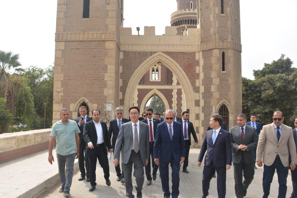 محافظ القليوبيه وسفير جمهورية كازاخستان بالقاهرة ونائب منطقة أتيراو والوفد المرافق لهما يتفقدون معرض منتجات المنطقة الاستثمارية ببنها 