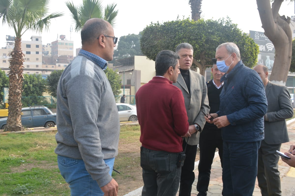 محافظ القليوبية يُجري جولة ميدانية لتفقد أعمال الرصف النهائية لنزلة الزراعي للقادم من القاهرة إتجاه بنها ومتابعة أعمال تطوير المنطقة المحيطة بقصر محمد علي بحي غرب شبرا الخيمة