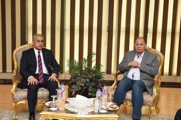 بالصور... محافظ أسيوط يستقبل وزير العمل في "المطار الدولي"