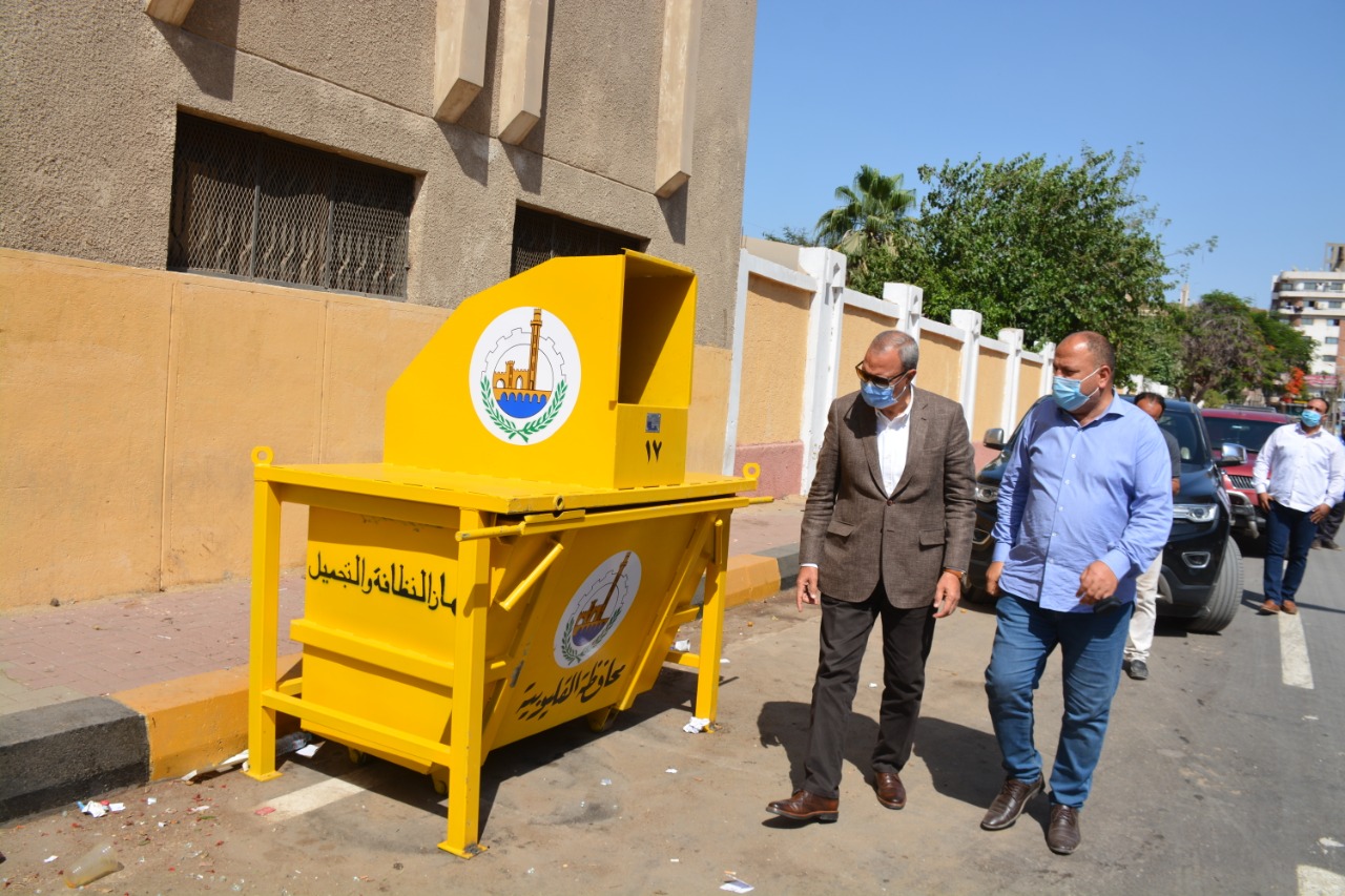 محافظ القليوبية يتابع تجربة وضع صناديق القمامة الصديقة للبيئة بشوارع مدينة بنها