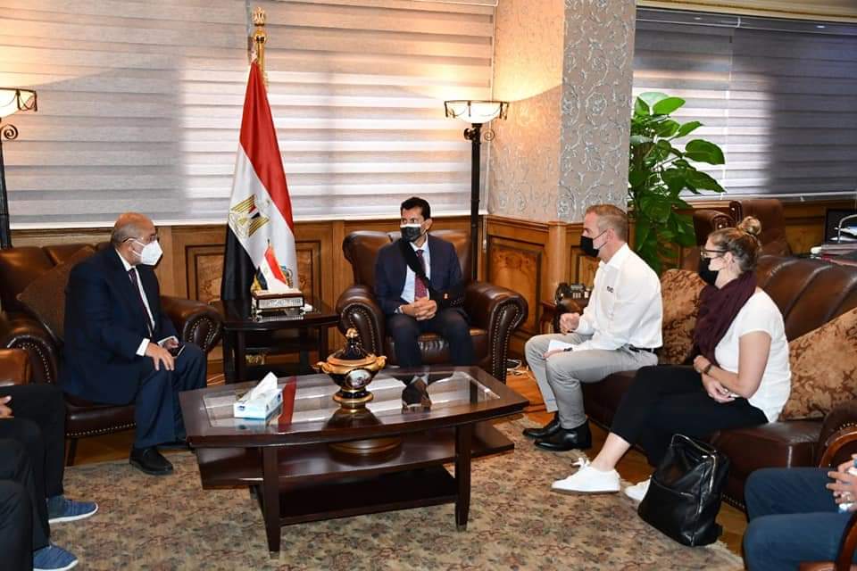 وزير الرياضة يلتقي وفد الاتحاد الدولي للدراجات لبحث استعدادات استضافة مصر لبطولة العالم لدراجات المضمار للناشئين