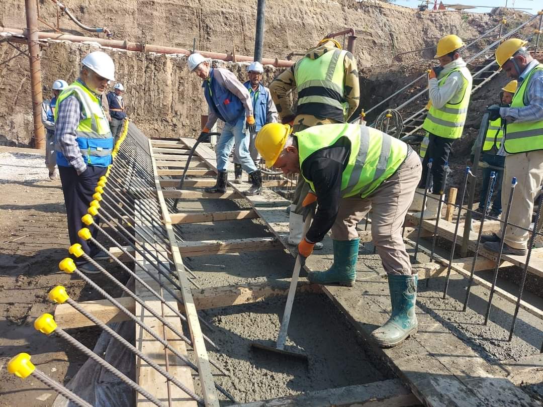 البدء فى صب الخرسانات بمشروع مجموعة قناطر ديروط الجديدة