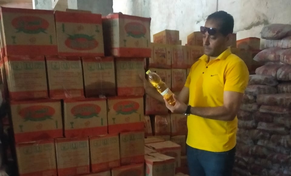 ضبط 101 كرتونة زيت تمويني تم تجميعهم داخل أحدالمخازن بغرض إعادة البيع بالسوق السوداء بالبحيرة