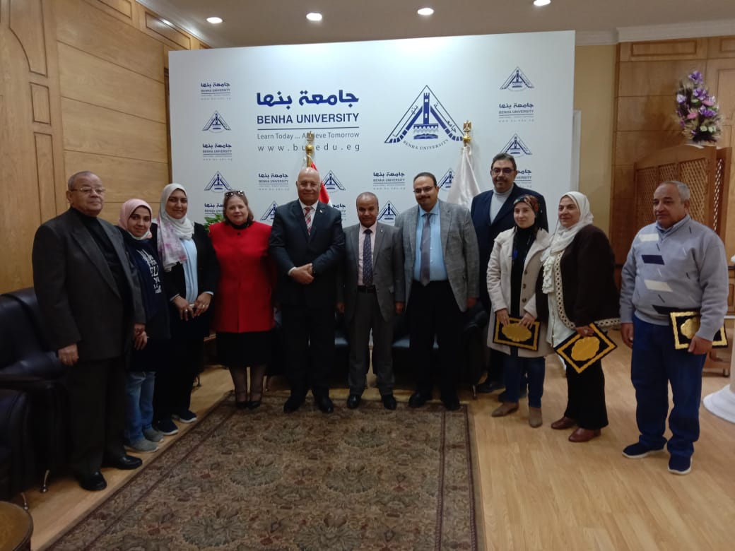 لمشاركته في أعمال تطوير مبنى المديرية :  رئيس جامعة بنها ومدير المديرية المالية يكرمان فريق الإدارة الهندسية