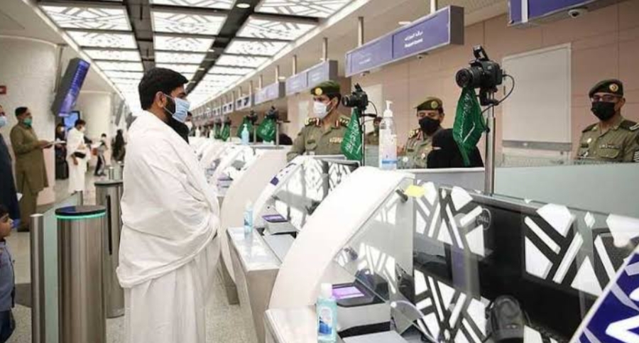 عبر مطار الملك عبدالعزيز...وصول أولى رحلات ضيوف الرحمن القادمين لأداء العمرة لعام 1445هـ