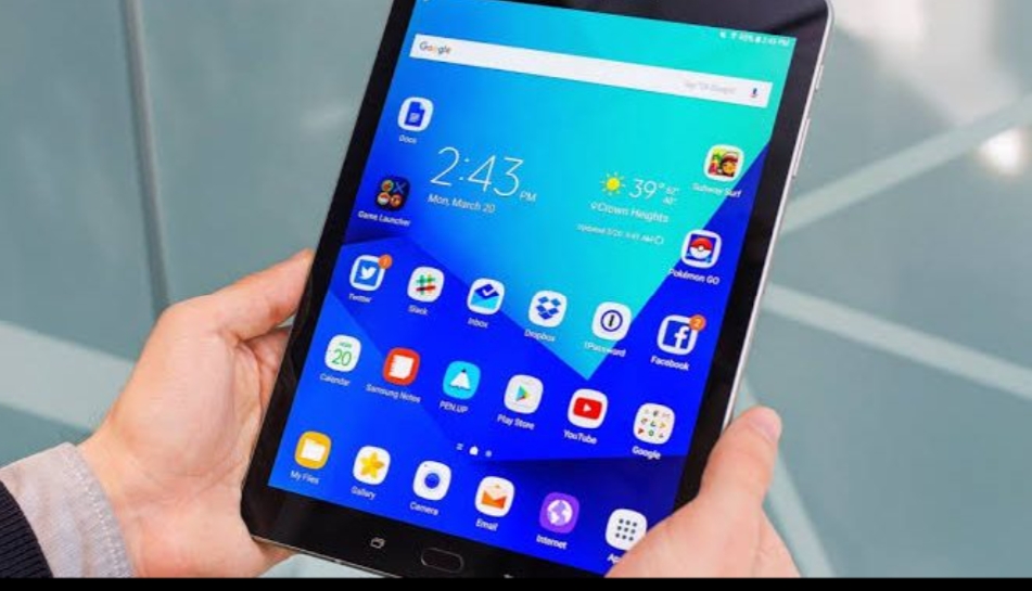 وزير التعليم: بداية من سبتمبر المقبل .."تابلت" الثانوية العامة من إنتاج مصنع "سامسونج" العالمية فى مصر