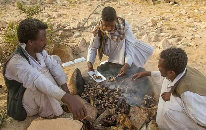 المطر خير واحتفال بشوى اللحوم وشرب الجبنة القهوةفى البادية وسكان الوديان والصحراء