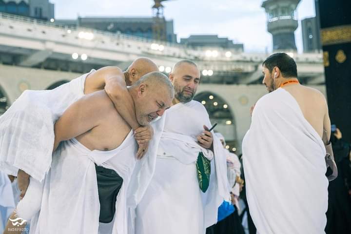 مع اقتراب عيد الأضحى.. رواد الإنترنت يتداولون مجموعة صور لشاب يحمل والده على ظهره ويطوف به حول الكعبة