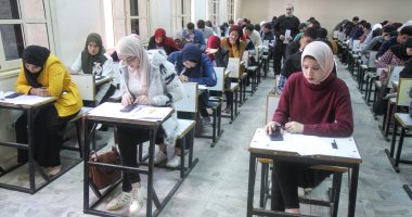 القاهرة والجيزة تستعدان لامتحانات الشهادة الإعدادية .. الشرطة تؤمن نقل الأسئلة من المطبعة حتى باب اللجنة.. والتصحيح فى نفس اليوم