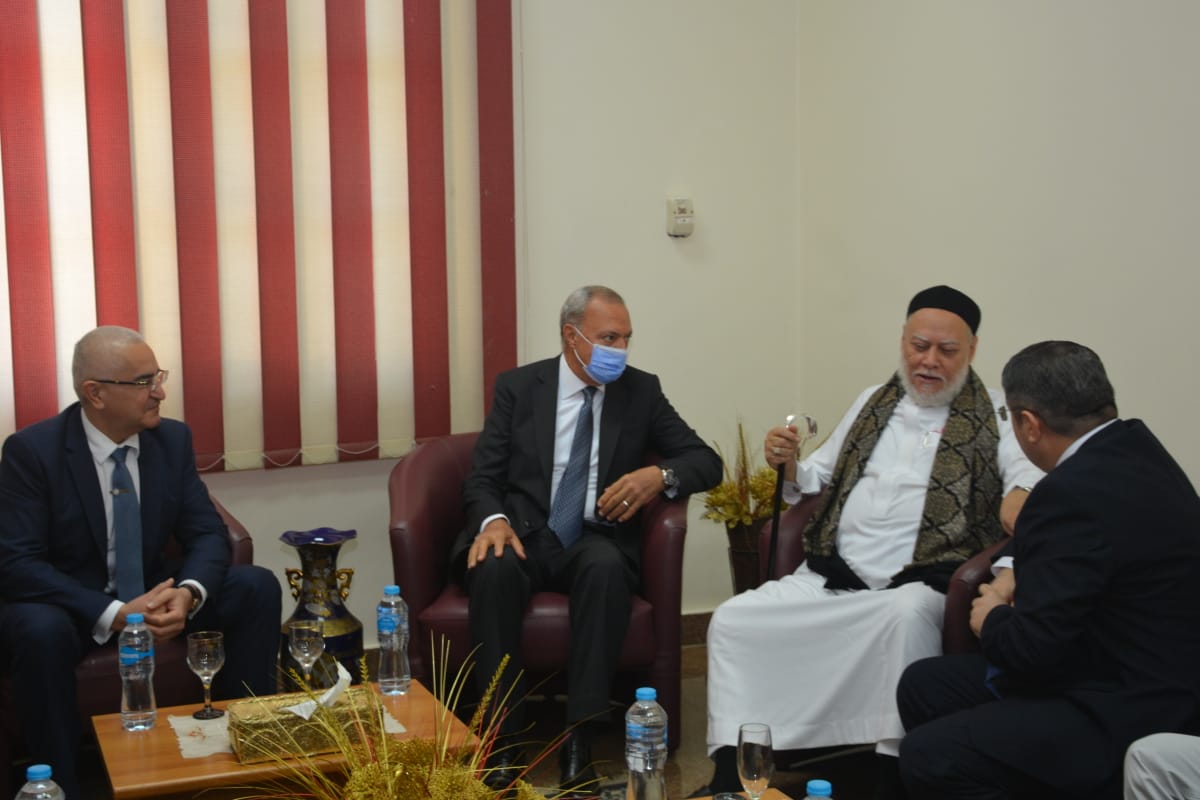 محافظ القليوبية يضع إكليل من الزهور على النصب التذكاري لمؤسس أذربيجان في يوم ذكرى ميلاده