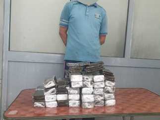 القبض على استورجى وعامل بحوزتهما ربع كيلو هيروين في الغردقة