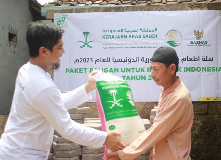 بالصور..مركز الملك سلمان للإغاثة يوزع سلال غذائية في عدد من دول العالم