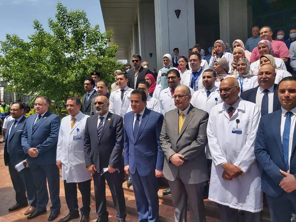 بالصور : وزير التعليم العالي في زيارة لمستشفي مدينة نصر للتأمين الصحي
