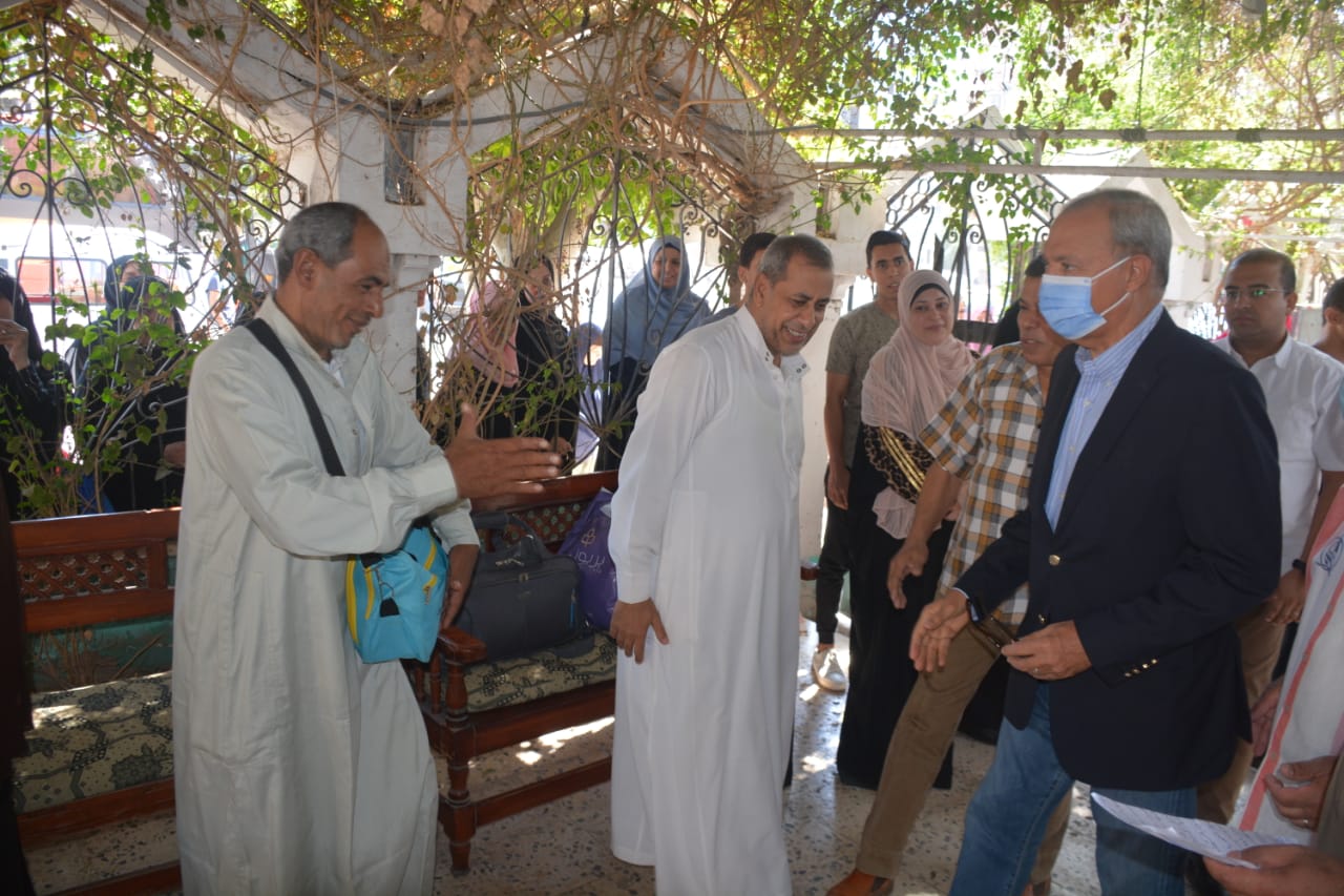 محافظ القليوبية يودع أول فوج مكون من 32 حاج وحاجة قبل سفرهم لبيت الله الحرام لأداء مناسك الحج لهذا العام