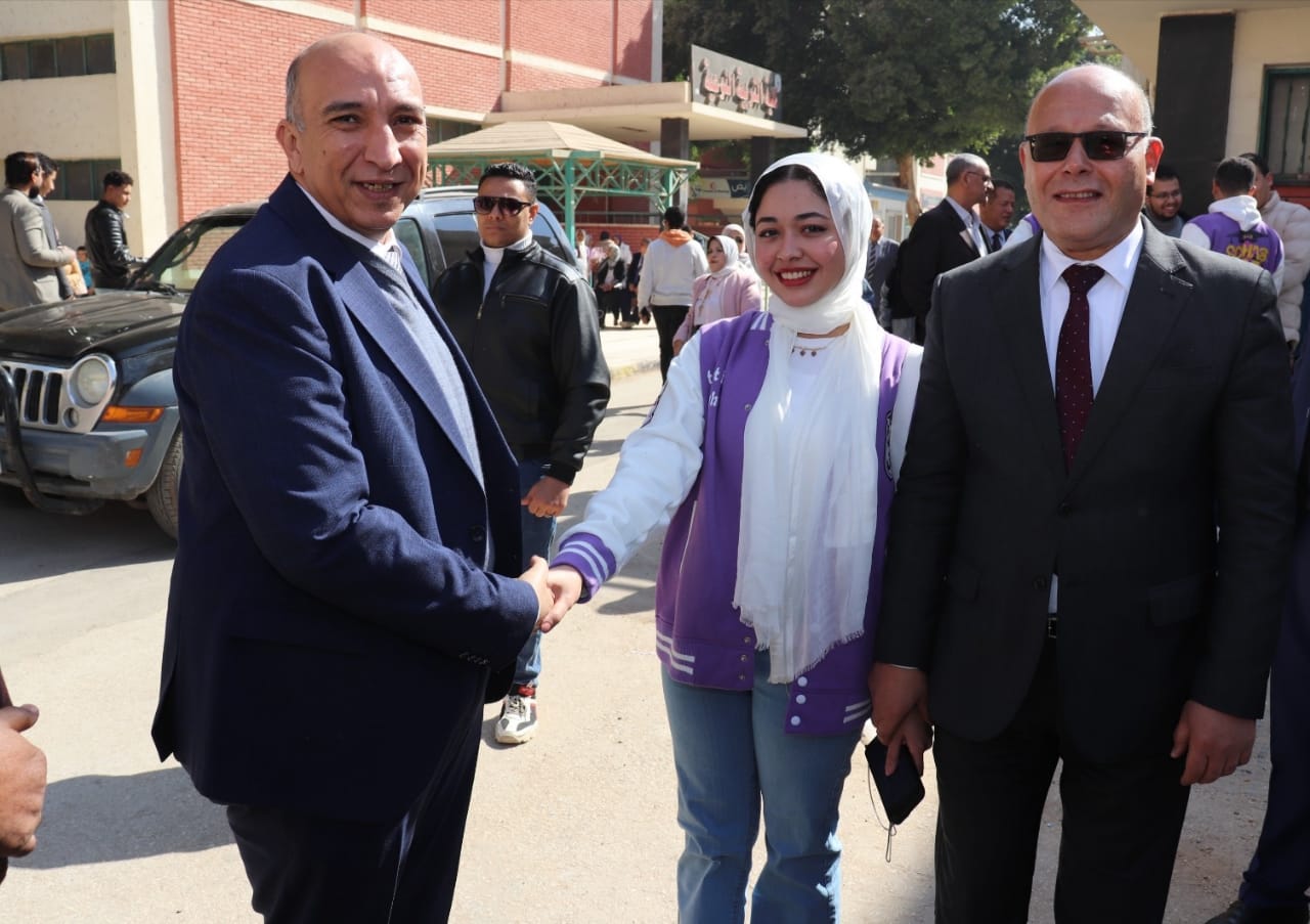 أول دفعه بكلية الطب بجامعة سوهاج بنظام (٥+٢)     