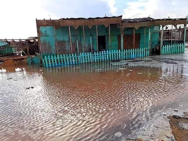 بالصور: غرق شوارع أبورماد جنوب البحر الأحمر في مياه الأمطار وتحذيرات من السيول