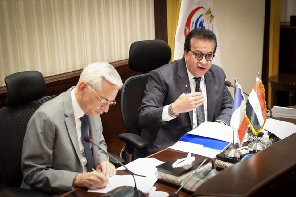 وزير الصحة يستقبل سفير فرنسا لدى مصر لمناقشة التعاون في القطاع الصحي..