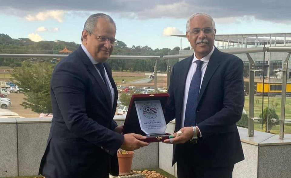 جمال علام يهدى درع الإتحاد لسفير مصر في مالاوى