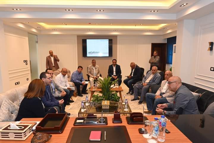 وزير الإسكان يصدر حزمة من التكليفات لرؤساء أجهزة مدن "حدائق أكتوبر - أكتوبر الجديدة - 6 أكتوبر - الشيخ زايد"  خلال اجتماعه بهم بمقر جهاز حدائق أكتوبر