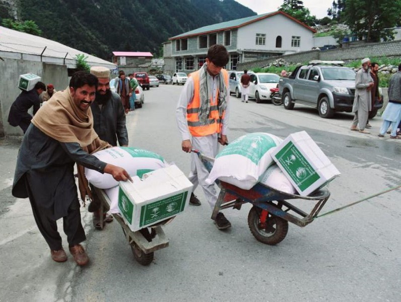 مركز الملك سلمان للإغاثة يوزع سلال غذائية وإغاثية لمتضرري الفيضانات في باكستان