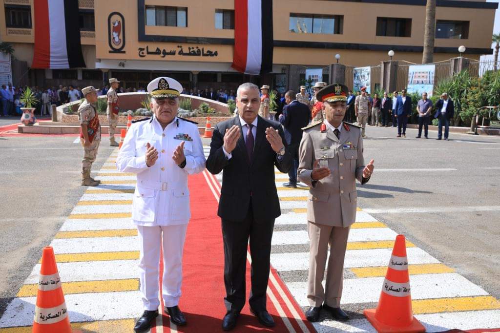 محافظ سوهاج يضع إكليلا من الزهور على النصب التذكاري لشهداء أكتوبر 