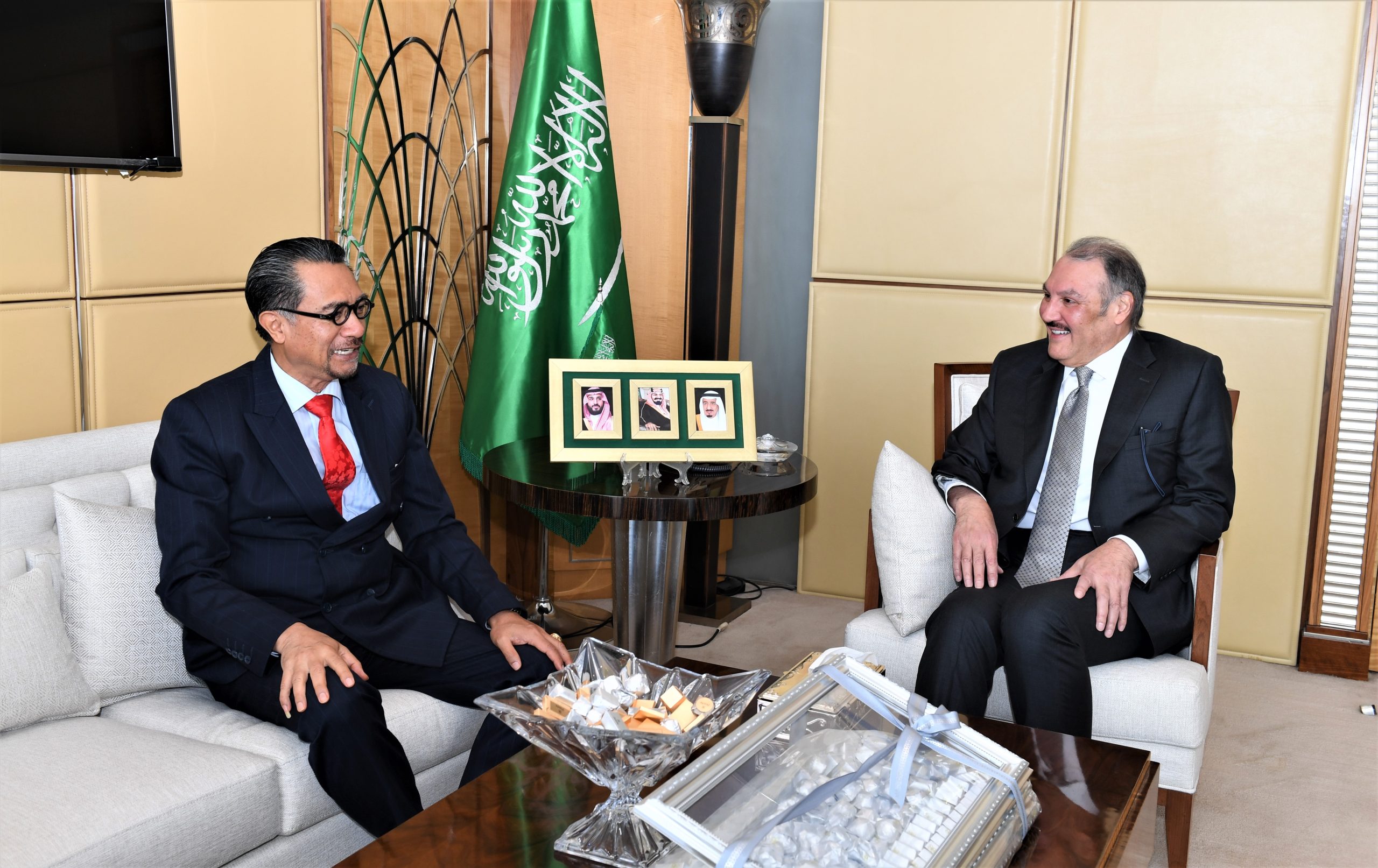 سفير المملكة لدى مصر يلتقي بنظيره الاندونيسي