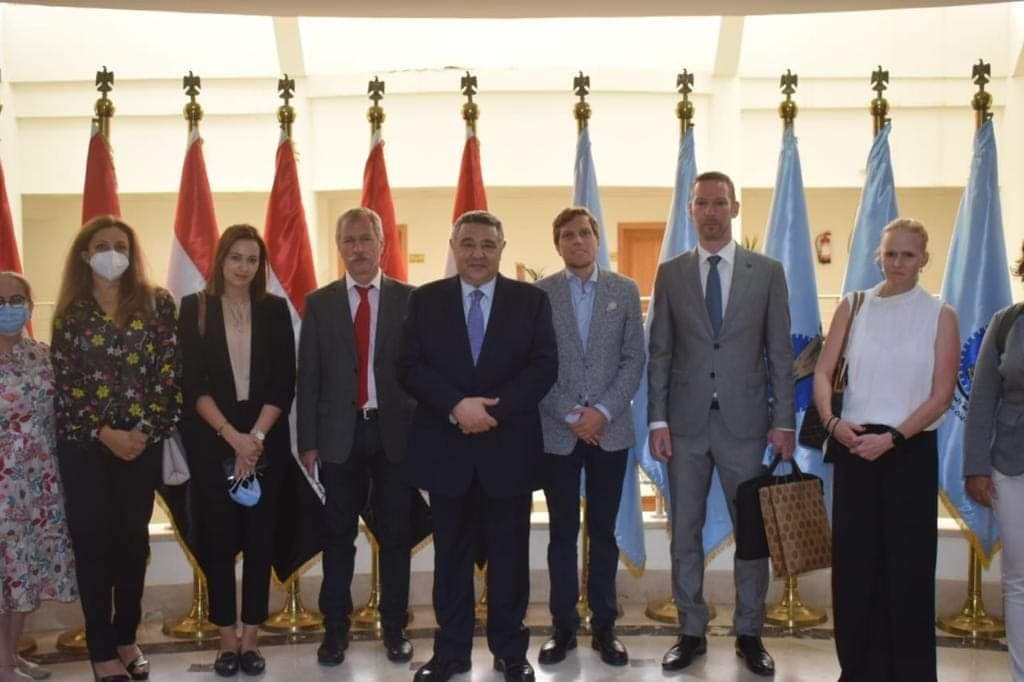 محافظ البحر الأحمر يستقبل وفداً دبلوماسياً من 12 دولة تمهيداً لزيادة الرحلات السياحية