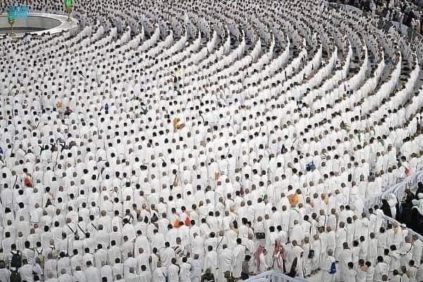 مليون ونصف المليون مصلٍ ومعتمر بالمسجد الحرام ليلة الخامس والعشرين من شهر رمضان المبارك