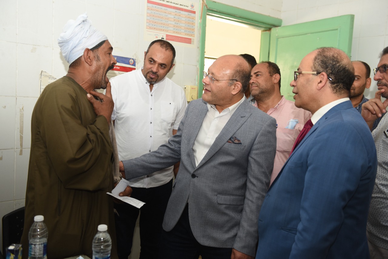 لمساندة مشروعات التنمية والقائمين عليها.... قافلة سوهاج الطبية في جزيرة شندويل لعلاج " الحرفيات بالمجان" 