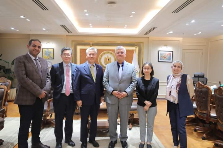 وزير التعليم العالى يبحث مع سفير كوريا الجنوبية آليات التعاون العلمي والتكنولوجي 