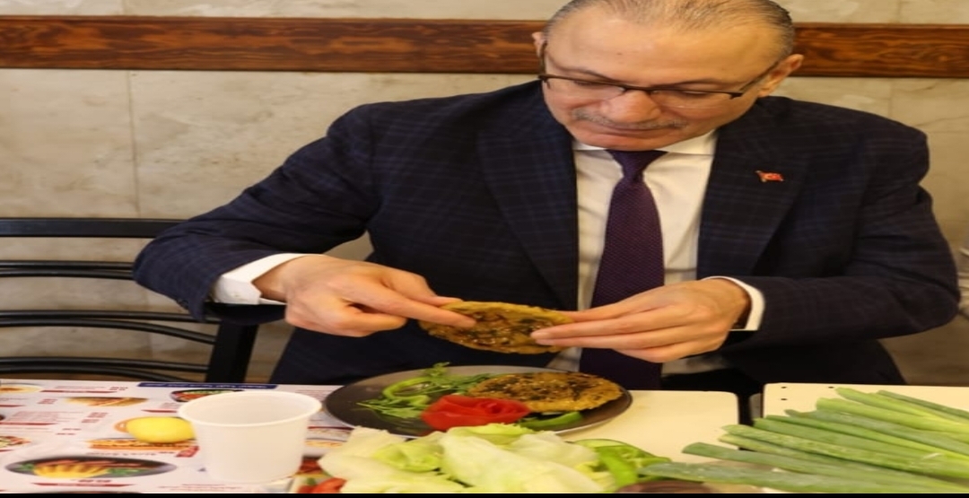 بالصور...سفير تركيا بالقاهرة يتناول الفول والطعمية بوسط البلد