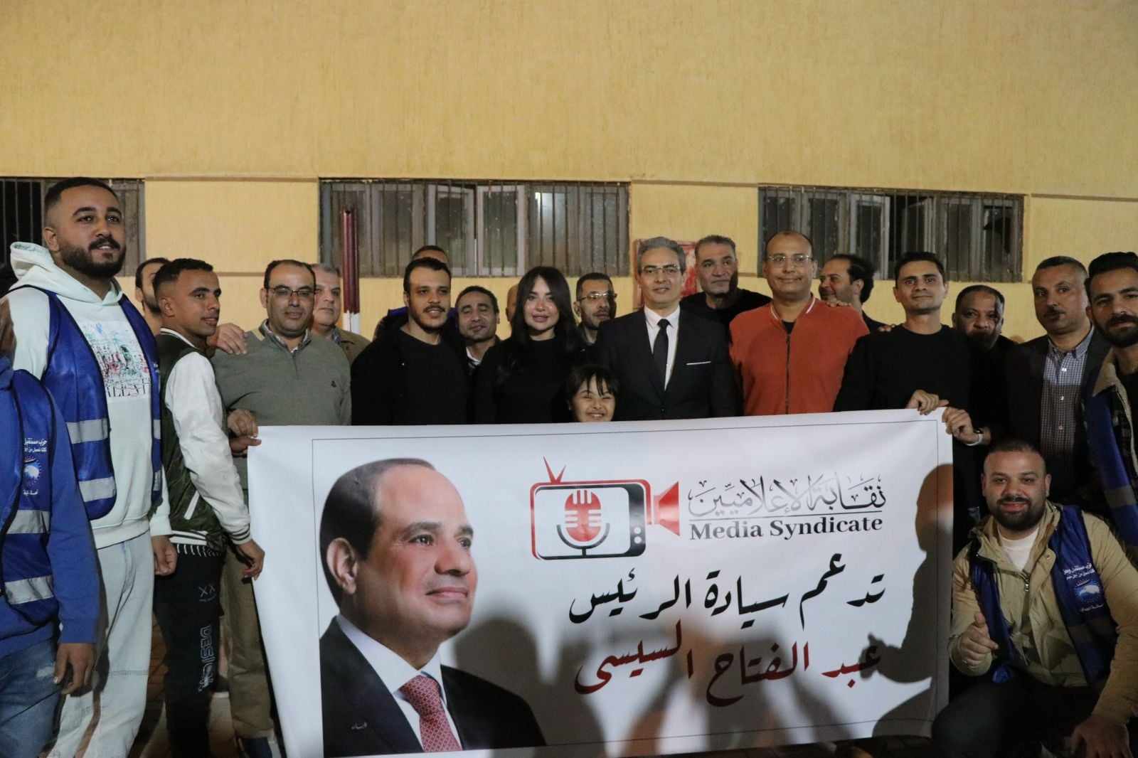 وفد من نقابة الإعلاميين وفى مقدمتهم النقيب يدلون وبأصواتهم في الانتخابات الرئاسية اليوم 